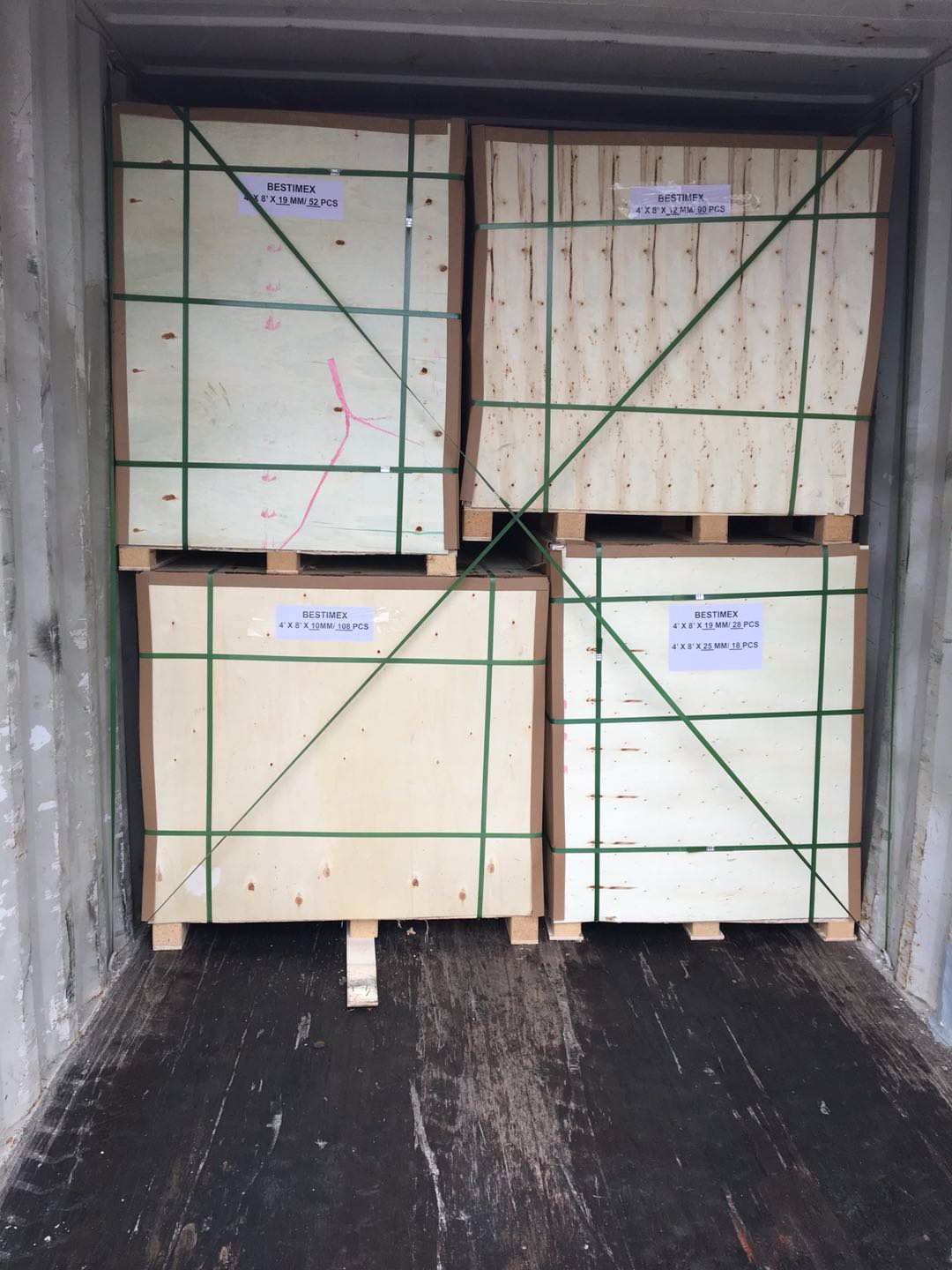 Embalagem de paletes de madeira