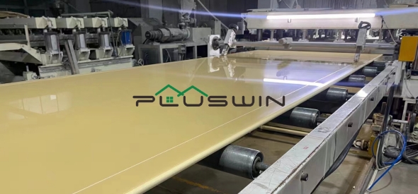 Introdução de conteúdo conectado à placa de espuma WPC